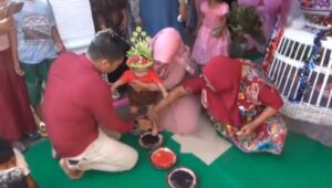 Tedak Siten, Memahami Lebih Dalam Tradisi Menapakkan Kaki ke Tanah dalam Budaya Jawa