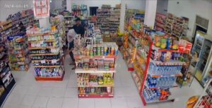 Berhasil Terekam CCTV Aksi Pencurian Sejoli di Mini Market Nganjuk Mengejutkan Netizen