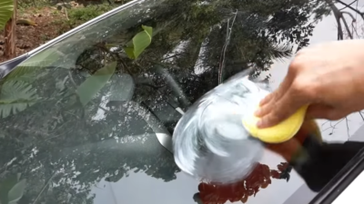 Panduan Lengkap, Cara Membersihkan Kaca Mobil Agar Tetap Bersih dan Jernih
